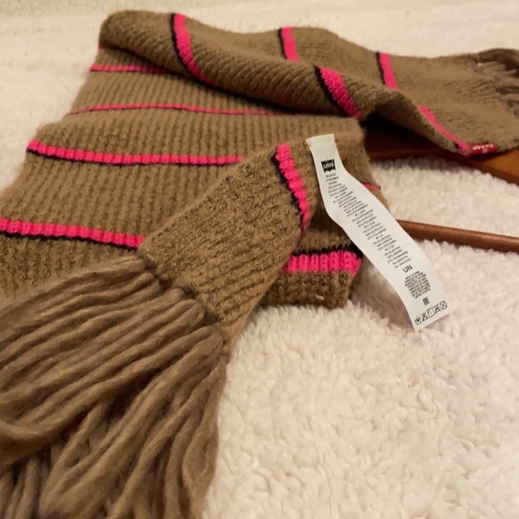 Levi’s Scarf - Picture 9 of 9